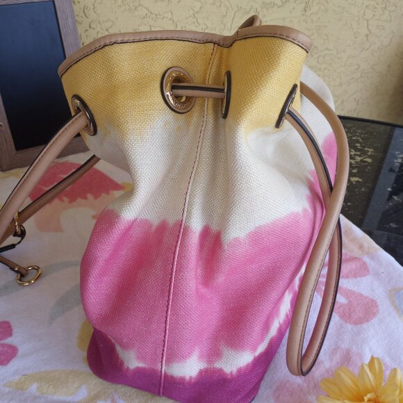 Calvin Klein Gabrianna reversible bucket bag with detachable wristlet - Picture 11 of 16